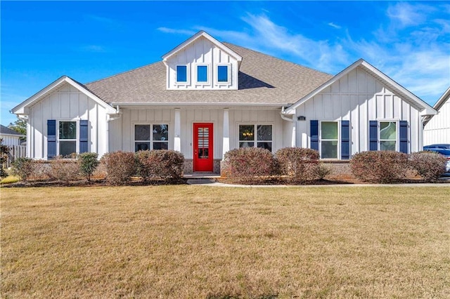 view of front of property with a front yard