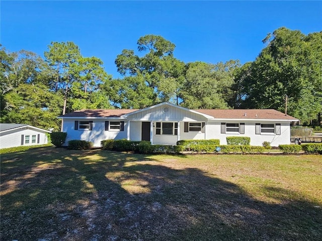 ranch-style house featuring a front yard