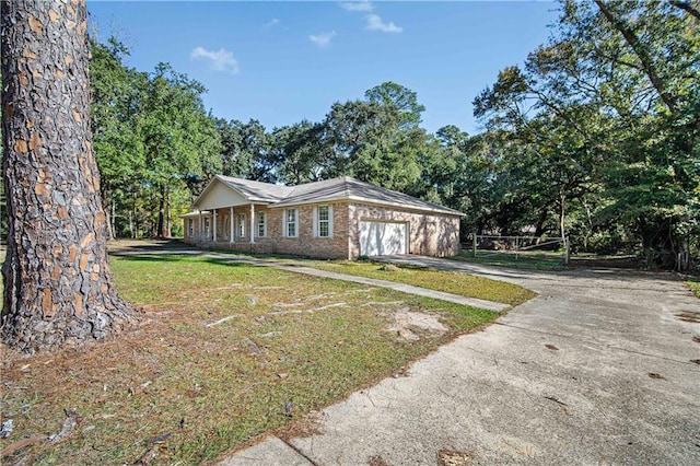 ranch-style house featuring a front lawn and a garage