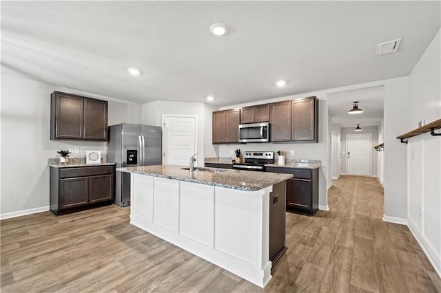 10520 Wales Ln, Spanish Fort, AL 36527 - kitchen featuring stainless steel appliances, light wood-type flooring, a sink, baseboards, and recessed lighting