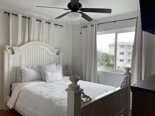 bedroom with ceiling fan