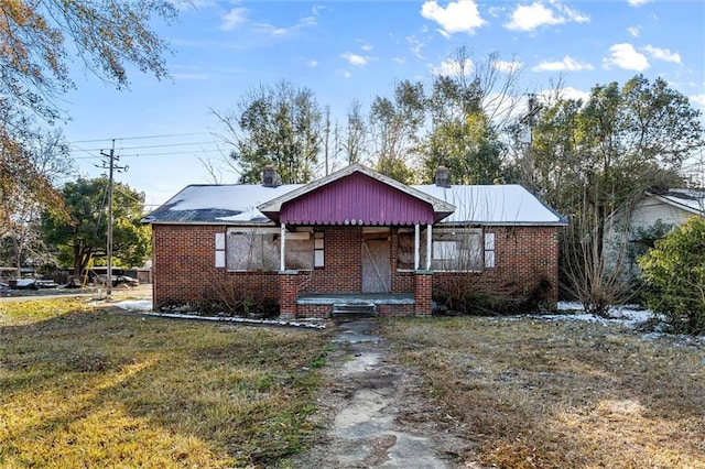 view of front facade with a porch and a front lawn