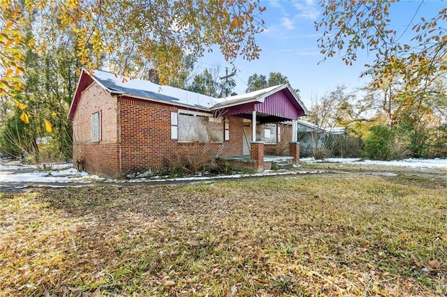 view of front of home featuring a front lawn