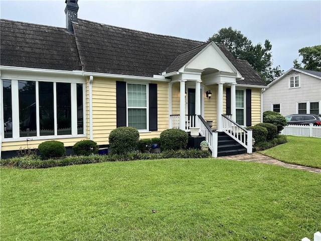 view of front facade with a front yard