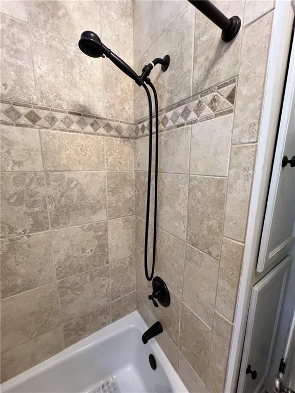 bathroom featuring tiled shower / bath combo