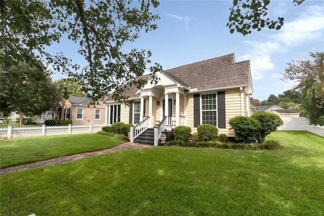 view of front facade featuring a front lawn