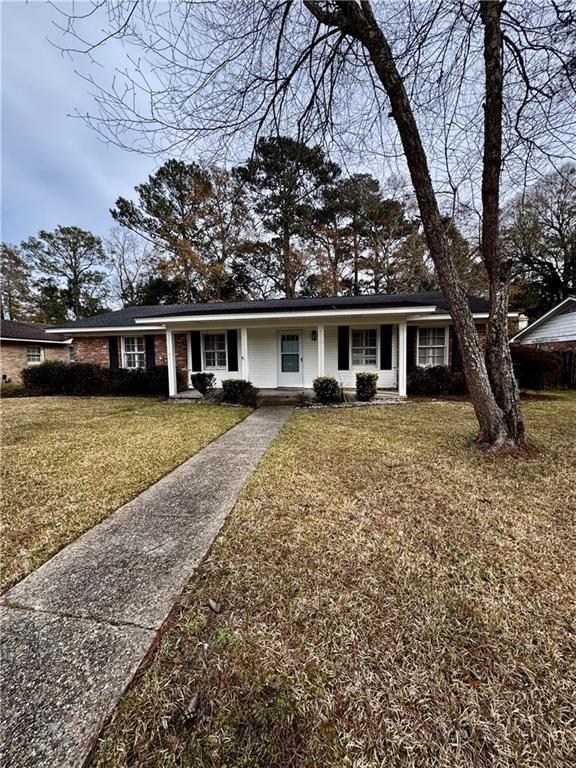 view of front of house with a front yard