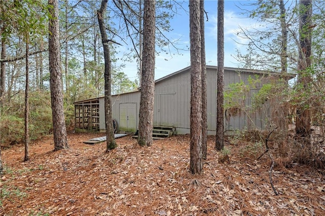 view of yard featuring an outdoor structure