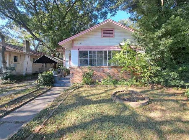 bungalow featuring a front lawn