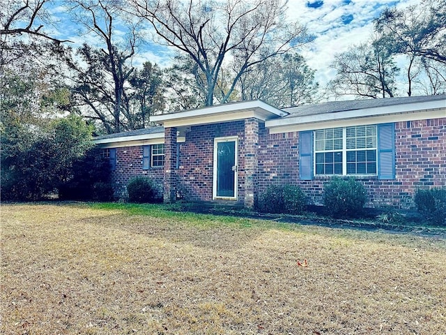 ranch-style house with a front yard