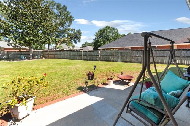 view of yard featuring a patio