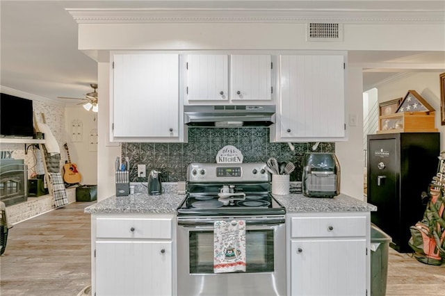 kitchen featuring light hardwood / wood-style flooring, stainless steel electric range, extractor fan, ornamental molding, and ceiling fan