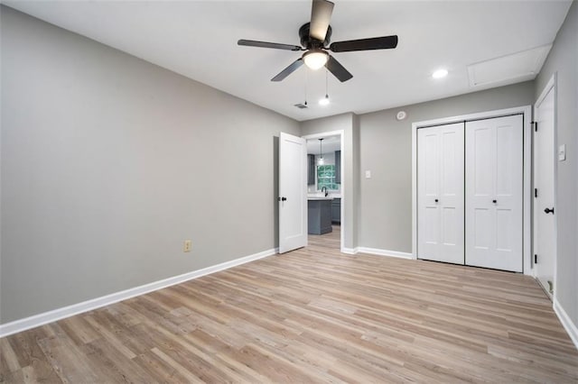 unfurnished bedroom featuring visible vents, baseboards, light wood-type flooring, a closet, and a ceiling fan