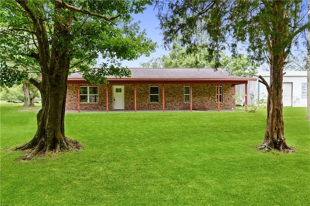 single story home featuring a front yard