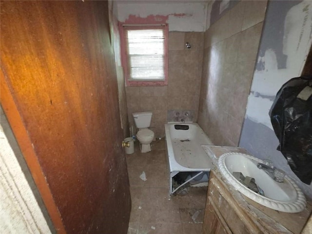 565 Cedar Ave, Mobile, AL 36603 - bathroom with tile walls, a shower, vanity, and a bathtub