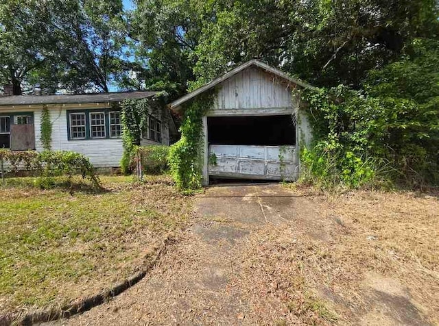 565 Cedar Ave, Mobile, AL 36603 - view of outdoor structure with driveway