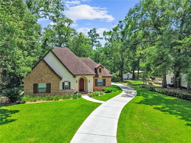 view of front of house featuring a front lawn