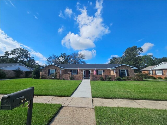 single story home featuring a front lawn