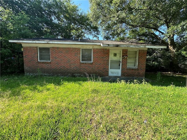 ranch-style home with a front lawn