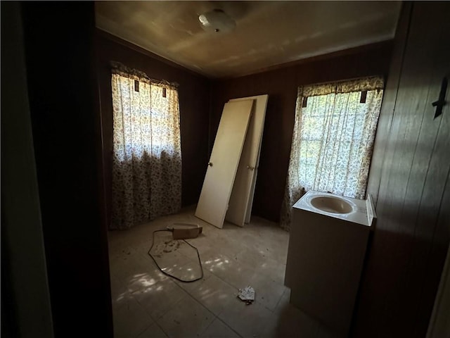 bathroom featuring sink