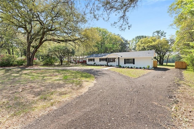 ranch-style house with driveway