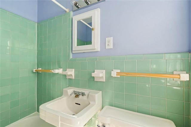 25 Benedict Pl, Mobile, AL 36606 - bathroom featuring tile walls, a sink, and washtub / shower combination