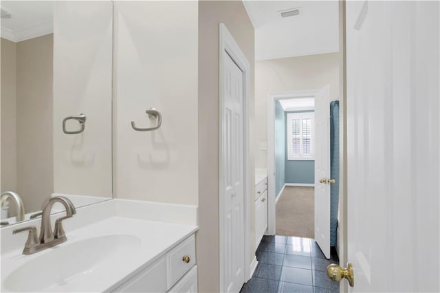 101 Fairhope Ct N Unit 16, Fairhope, AL 36532 - full bath featuring vanity, baseboards, tile patterned flooring, and a closet