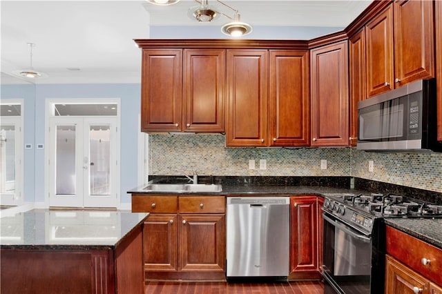 101 Fairhope Ct N Unit 16, Fairhope, AL 36532 - kitchen featuring stainless steel appliances, a sink, backsplash, crown molding, and dark stone counters
