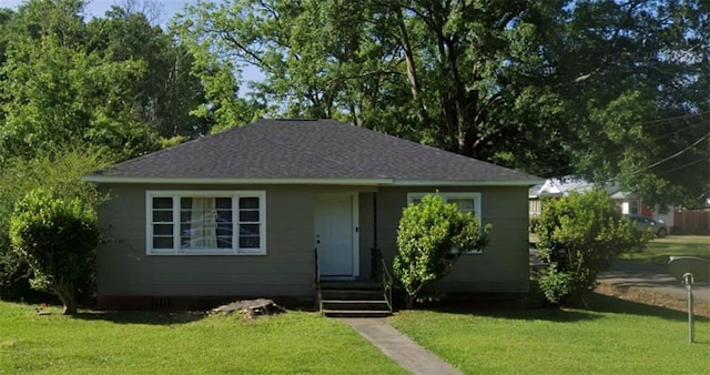 view of front facade featuring a front yard