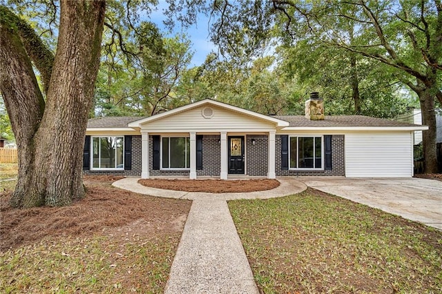 single story home with a front yard