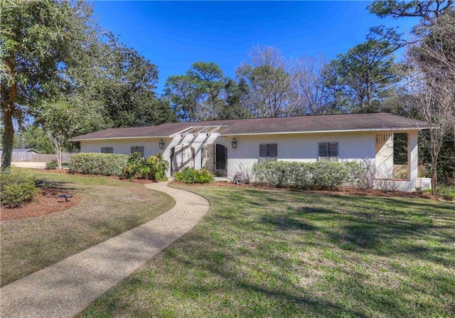 ranch-style home featuring a front yard