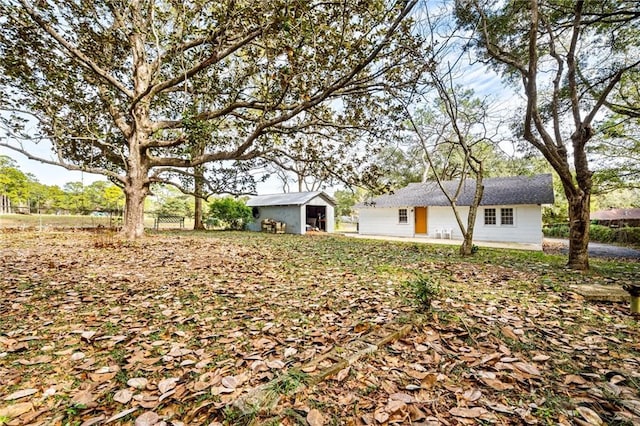 view of yard with a shed