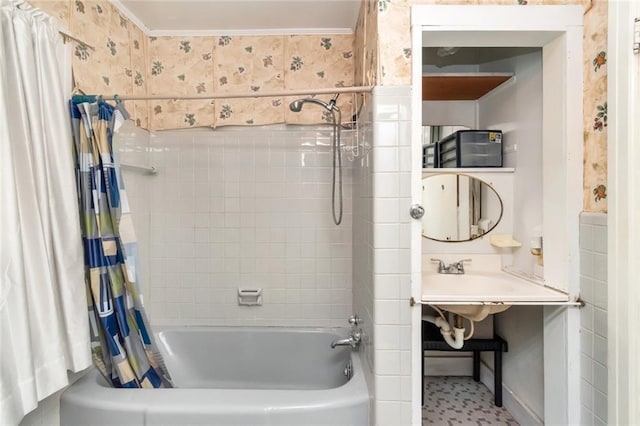 bathroom with shower / tub combo