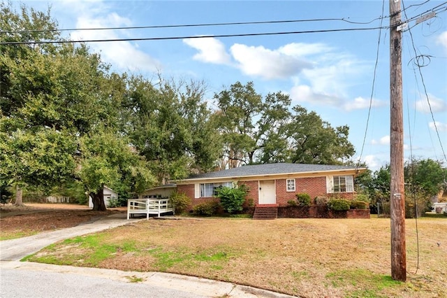 view of front of home featuring a front yard