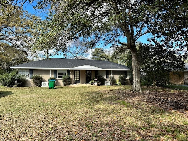 view of front of property with a front yard