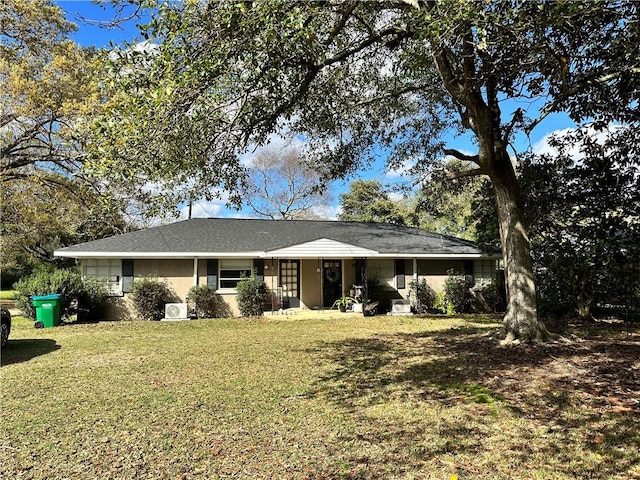 view of front of property with a front yard