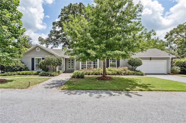 view of front facade featuring a garage and a front yard