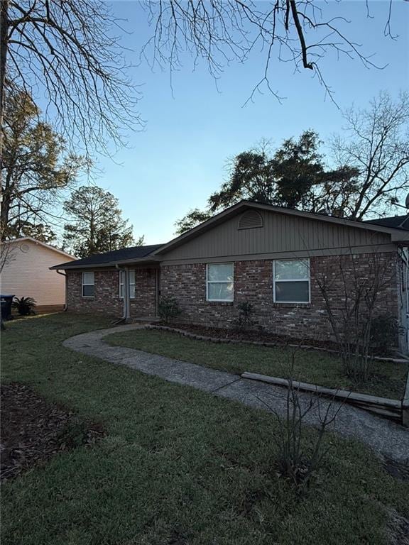 ranch-style house with a front yard