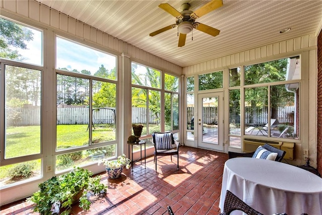 sunroom with ceiling fan