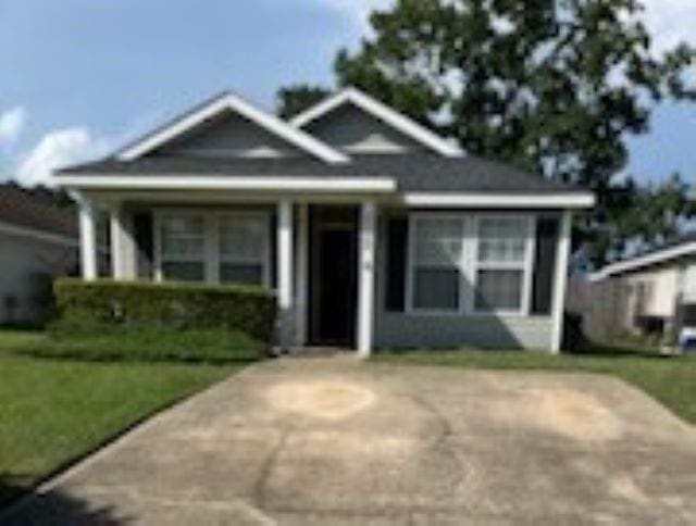 view of front facade with a front yard