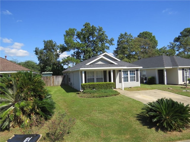 view of front of property featuring a front yard