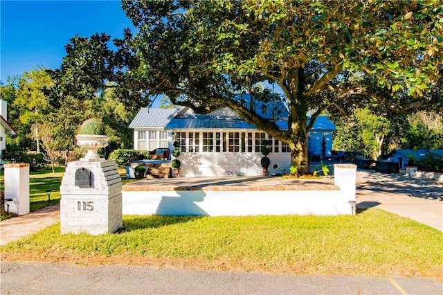 ranch-style home with a front yard