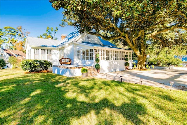 view of front facade with a front lawn