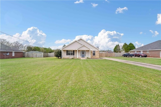 view of front facade featuring fence and a front lawn