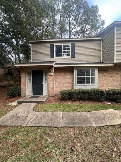 front of property featuring a front lawn