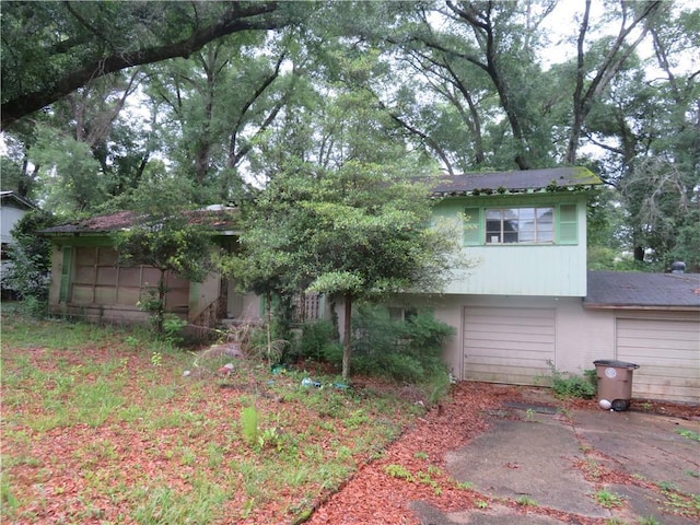 1204 Forest Dell Rd, Mobile, AL 36618 - rear view of property with driveway and a garage