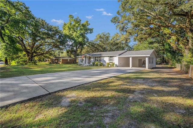 ranch-style house featuring a front lawn