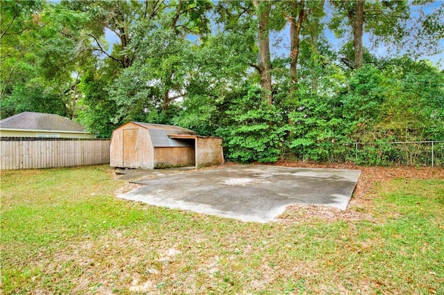 view of yard with a shed, an outdoor structure, and a fenced backyard