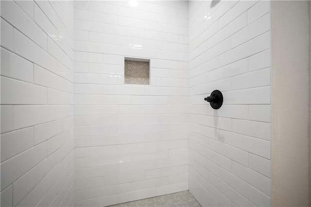 bathroom featuring a tile shower