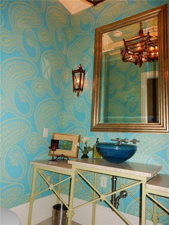 bathroom featuring a notable chandelier and sink